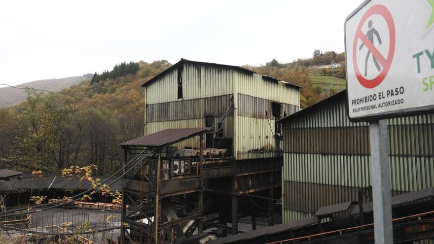 Los dos mineros de la tragedia de Cangas del Narcea murieron sepultados al derrumbarse («rápido» y «sin aviso») nueve metros del techo de la galería