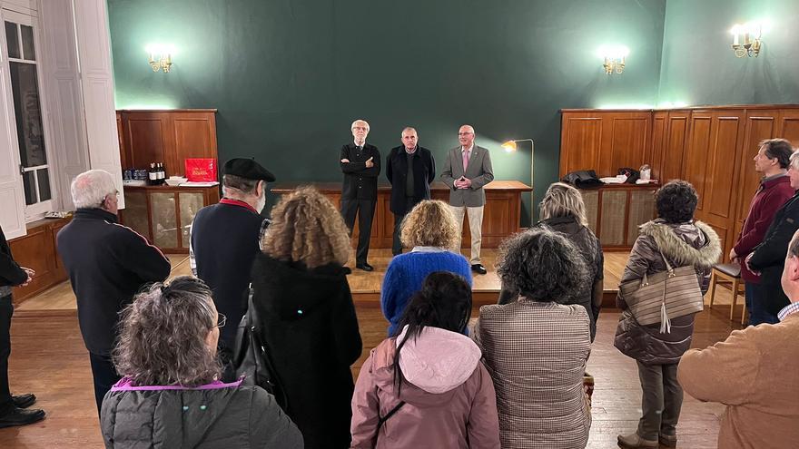 La historia de dos empresas gallegas se puede descubrir en Luarca a través de cartas, sellos y documentos históricos