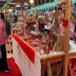 El éxito de un mercadillo navideño en una localidad muy alejada del centro de Asturias que tiene lista de espera: «Empezamos con 50 puestos y este año tuvimos que cerrar en 100»