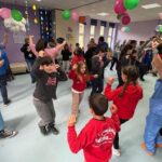 Música tradicional para romper barreras en el CAI Penlés: una “Xuntanza folixera” une a usuarios y escolares del CRA Río Cibea