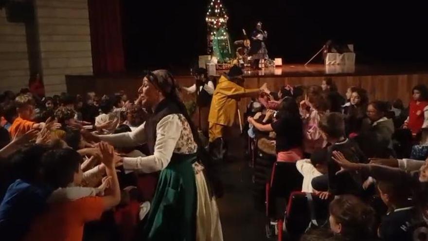 Avilés concentra gritos de ilusión infantil para el Anguleru. así fue la gran Folixa de la Navidá
