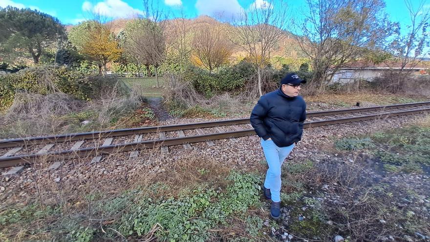 “No queremos otra tragedia”: El Ayuntamiento de Mieres presiona, con los vecinos, a Adif para proteger la travesía ferroviaria de Figaredo