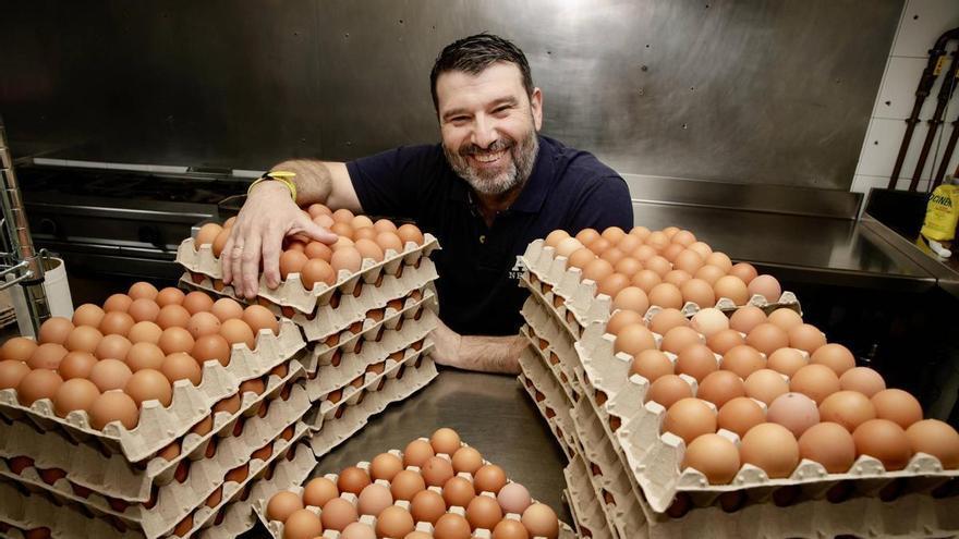 Hablan los negocios asturianos a los que la inflación les cuesta un huevo (y hacen tortillas o marañuelas): un ingrediente básico cuyo precio se ha disparado y empieza a ser «insostenible»