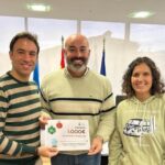 El ganador de los 1.000 euros de la campaña «Magia de la Navidad» de Ribadesella recogió por fin el cheque
