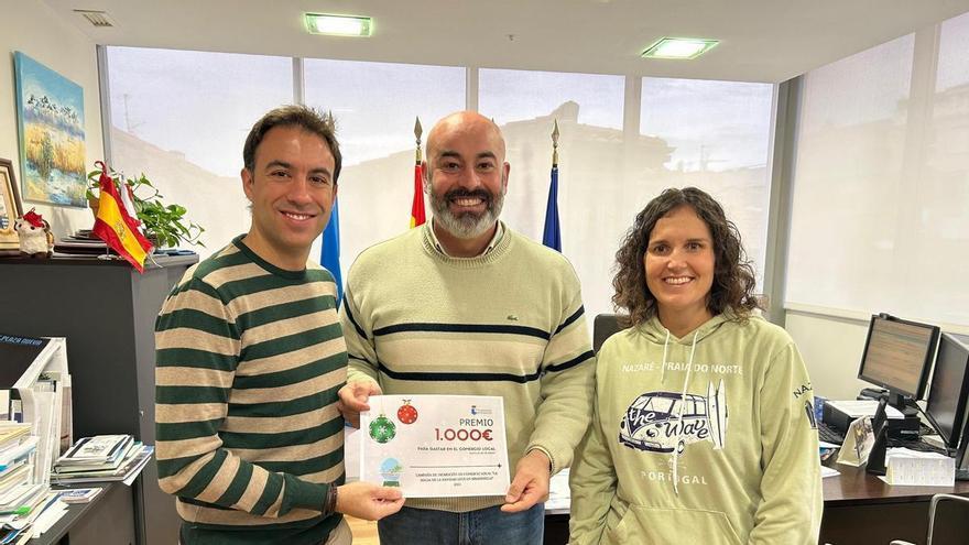 El ganador de los 1.000 euros de la campaña «Magia de la Navidad» de Ribadesella recogió por fin el cheque
