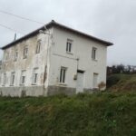 Cangas del Narcea podría perder tres escuelas electorales y el Ayuntamiento solicita ayuda vecinal para evitarlo: “Quieren eliminar el voto de la gente del campo”