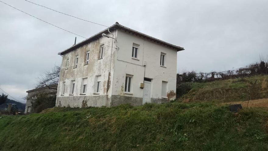 Cangas del Narcea podría perder tres escuelas electorales y el Ayuntamiento solicita ayuda vecinal para evitarlo: “Quieren eliminar el voto de la gente del campo”