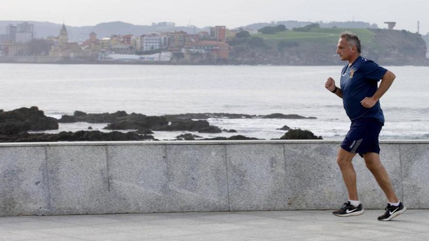 Marcelo Chorny, el entrenador de rugby afincado en Gijón que perdió la voz por un cáncer y correrá la Maratón de Madrid