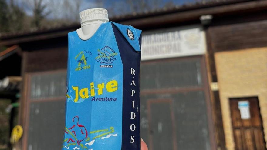 Novedosa iniciativa del Club Los Rápidos de Arriondas: botellas de agua personalizadas