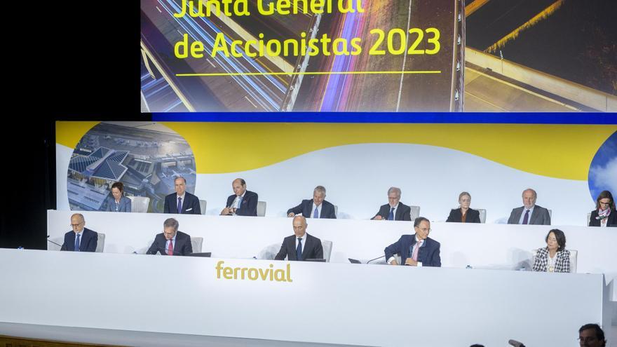 Ferrovial gana 888 millones de euros en los últimos 12 meses, un 72% menos