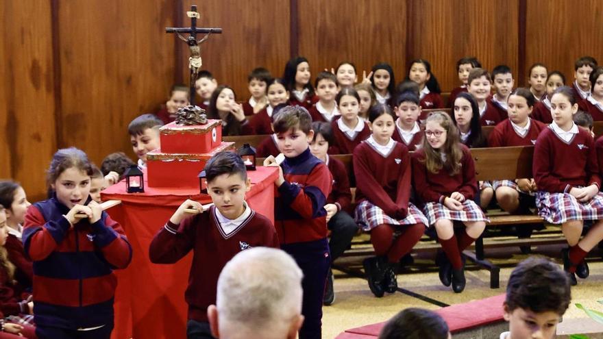 Una lección magistral de Semana Santa en el colegio gijonés Juan Pablo II-San Miguel: cofrades dispuestos a «despertar el gusanillo» en los alumnos