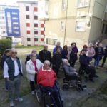 Los vecinos de una comunidad de Avilés denuncian vivir «encerrados» en su propia casa, unos escalones y un tramo de acera que ellos mismos tuvieron que reformar les separa de la calle: «Ni la ambulancia ni los taxis pueden pasar»