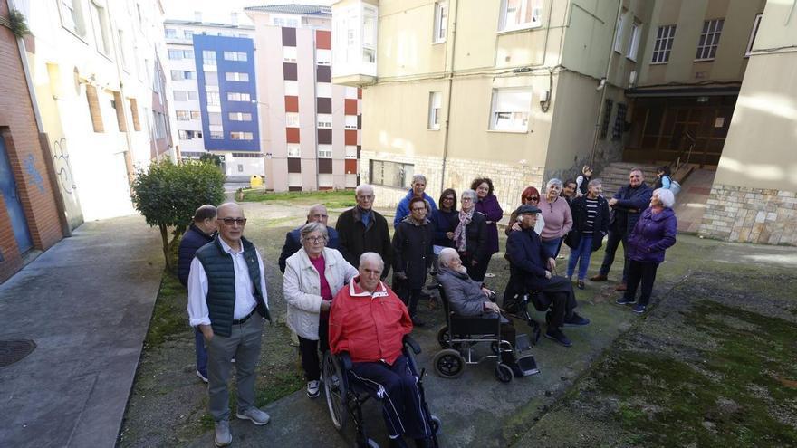 Los vecinos de una comunidad de Avilés denuncian vivir «encerrados» en su propia casa, unos escalones y un tramo de acera que ellos mismos tuvieron que reformar les separa de la calle: «Ni la ambulancia ni los taxis pueden pasar»