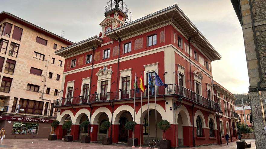 Anulados los pliegos del contrato de limpieza de los edificios municipales de Langreo al fijar costes salariales por debajo del convenio del sector