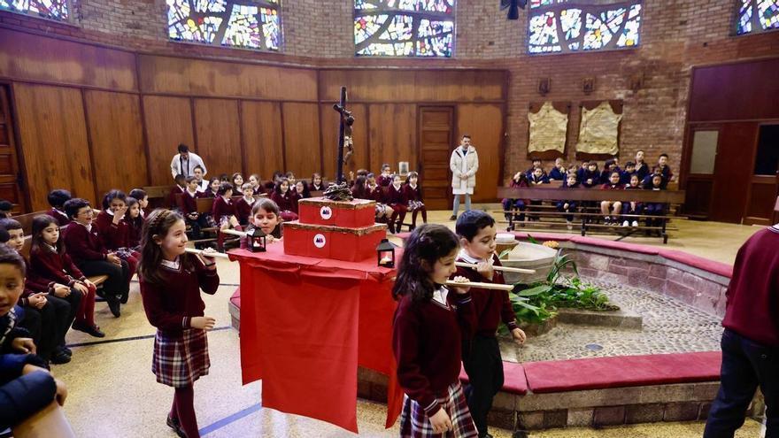 Lección de Semana Santa en el colegio gijonés Juan Pablo II-San Miguel (en imágenes)