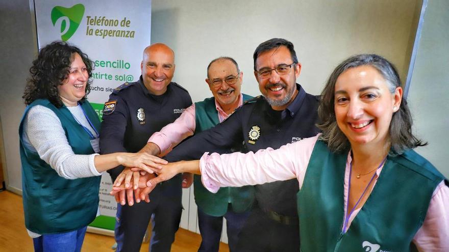 Soledá, ansiedá y depresión: asina respuende’l Teléfonu de la Esperanza a miles de llamaes cada añu y asina se cunta en Salas