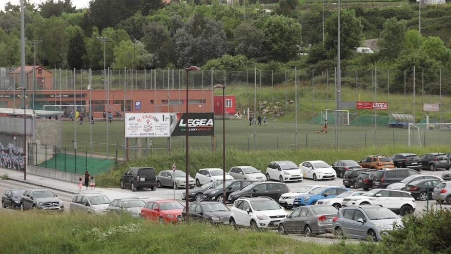 Gijón ya tiene plazos para cambiar el césped artificial de estos dos campos de fútbol donde juegan centenares de niños