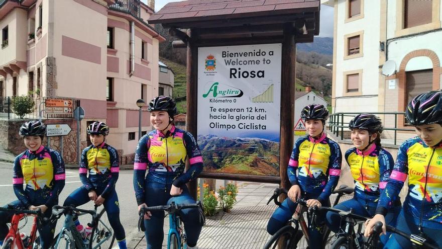 El Angliru se escribe en femenino: las promesas asturianas  celebran que la vuelta ciclista femenina se decida en el mítico puerto asturiano