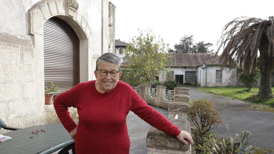 Adelina Estrada, 80 años, es ganadera jubilada y recibirá en Gijón el premio «Mujer rural»: «Llegué a tener 3.000 gallinas y 120 vacas a la vez»