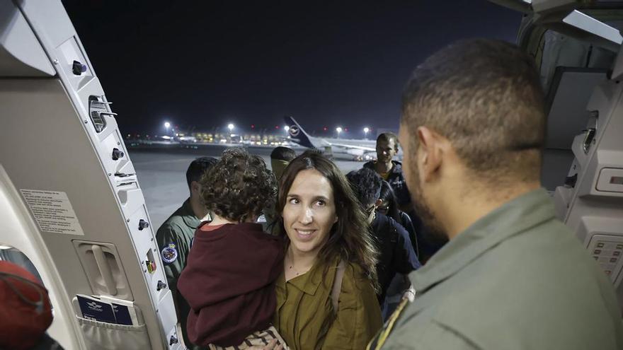 Despega de Omán un avión militar con 171 españoles repatriados por la guerra contra Irán