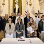 La Cofradía del Santo Sepulcro impone su medalla a siete nuevos hermanos, en imágenes