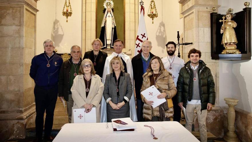 La Cofradía del Santo Sepulcro impone su medalla a siete nuevos hermanos, en imágenes