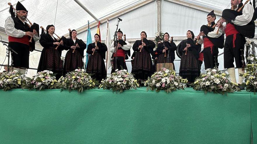 El conceyu de Cuaña reconoz a la Banda de Gaitas «El Trasno» como guardianes de la tradición y el folclore asturianu