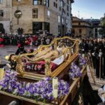El silencio y los pétalos envuelven el Santo Entierro de Oviedo