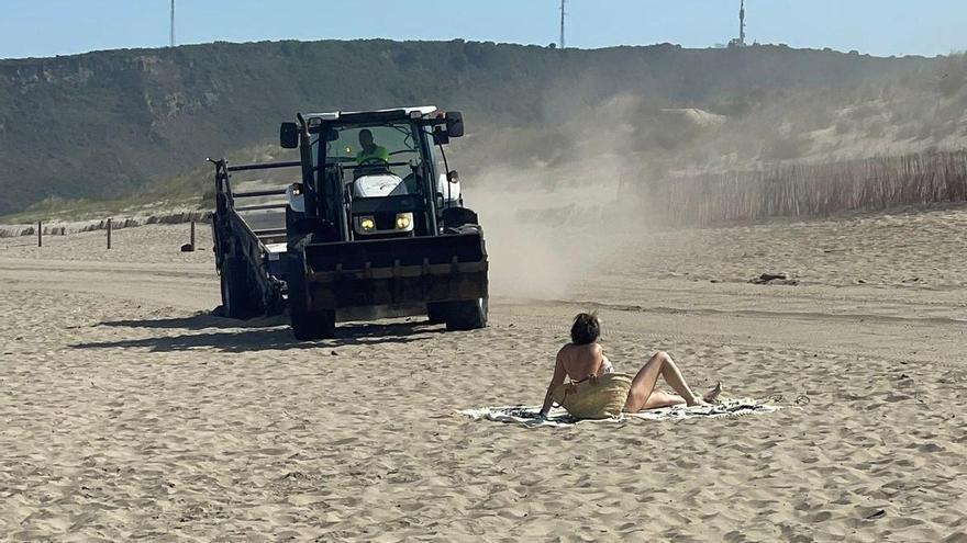 Quejas de los bañistas en Salinas por el uso de maquinaria pesada para limpiar a media mañana: «Puede haber una desgracia»