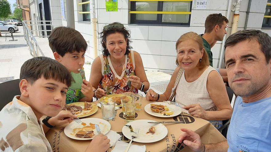 Los cachopinos de San Isidro arrasan en Llanera en el inicio de las jornadas gastronómicas: «Están deliciosos, como todos los años»