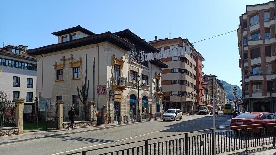Alumbrado ornamental con vistas a los festejos de San Antoniu, en Cangas de Onís