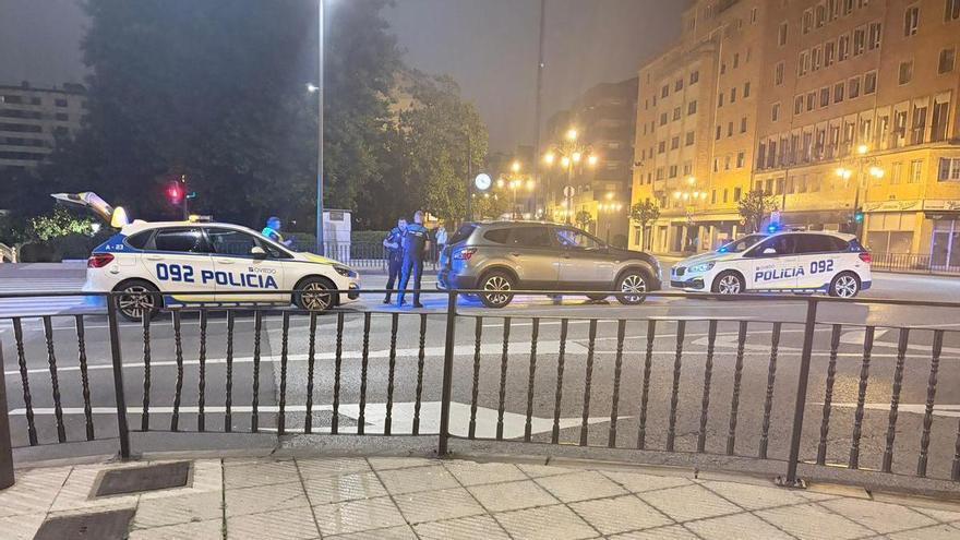 La Policía Local sanciona a un conductor ebrio en el centro de Oviedo: su coche fue llevado por la grúa