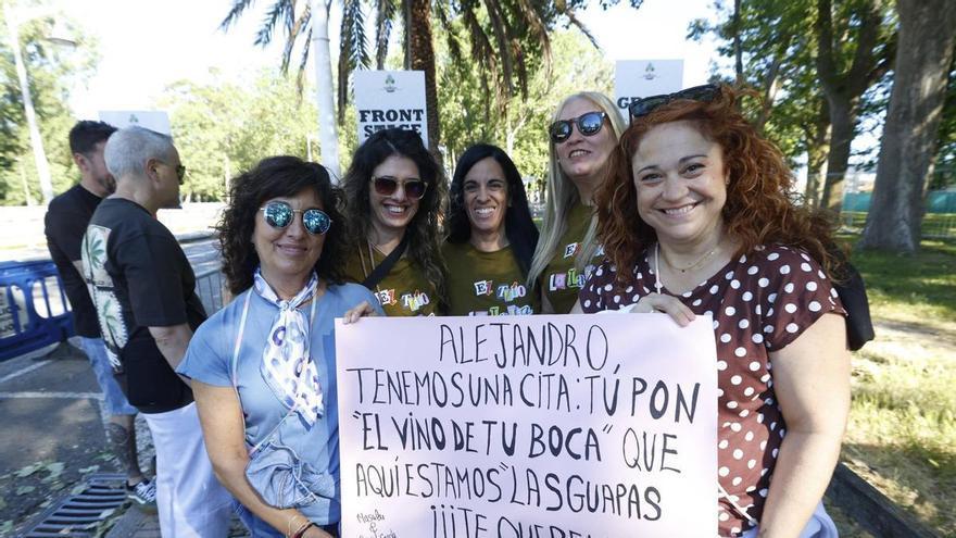 Gijón cuenta las horas para vibrar con Alejandro Sanz: decenas de personas se agolpan a las puertas del concierto «con el runrún en el estómago»