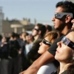 Grado regala gafas de sol para el eclipse del 12 de agosto y se reparten desde la biblioteca municipal