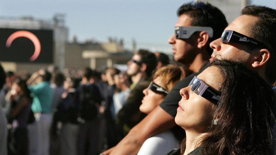 Grado regala gafas de sol para el eclipse del 12 de agosto y se reparten desde la biblioteca municipal