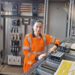 Paula Bermúdez, mujer electricista de 34 años: «Hago armarios eléctricos en una empresa asturiana y manejo radiales, taladrados y máquinas elevadoras»