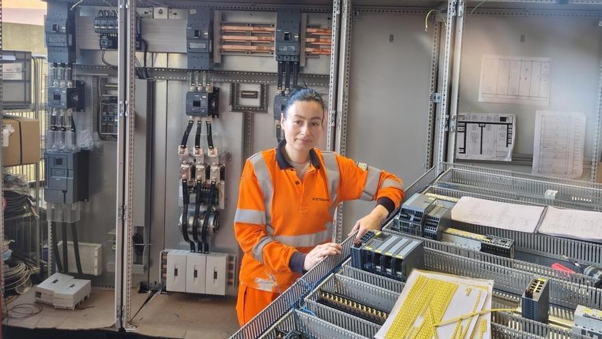 Paula Bermúdez, mujer electricista de 34 años: «Hago armarios eléctricos en una empresa asturiana y manejo radiales, taladrados y máquinas elevadoras»