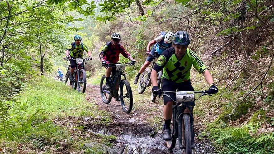 Éxito de una Travesía Degaña-Ibias de bicicleta de montaña que está de cumpleaños