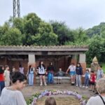 Reciclan hortensias de la graduación del Marcos del Torniello y enraman la fuente Santos