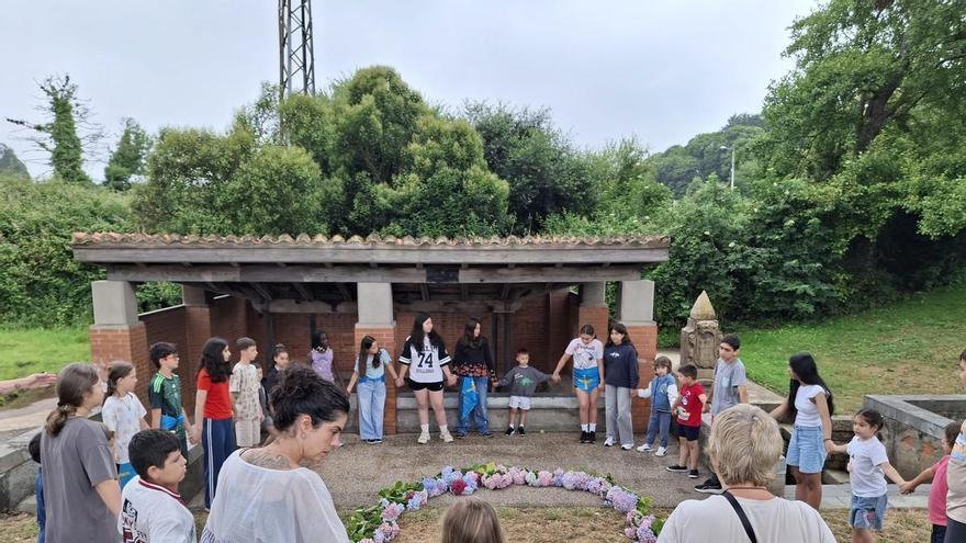 Reciclan hortensias de la graduación del Marcos del Torniello y enraman la fuente Santos