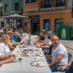 La comida en la calle de Tineo bate récords con 510 comensales y abre las fiestas de San Pedro