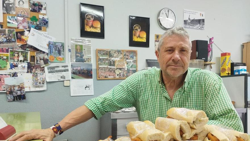 «Fleitas», treinta años de pinchos y cercanía en la cafetería del IES Ramón Areces de Grado: «Lo mejor son las amistades que he hecho»