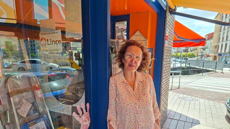 Ana María Pérez, la tercera generación de una saga de ferreteros veigueños, recibe con orgullo el premio al «Comerciante Decano»