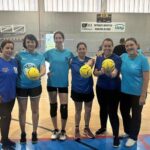 Las madres de deportistas del Siero Balonmano que también han empezado a jugar: «Aporta mucho»