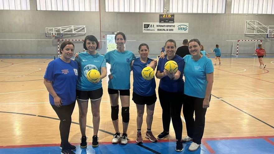 Las madres de deportistas del Siero Balonmano que también han empezado a jugar: «Aporta mucho»