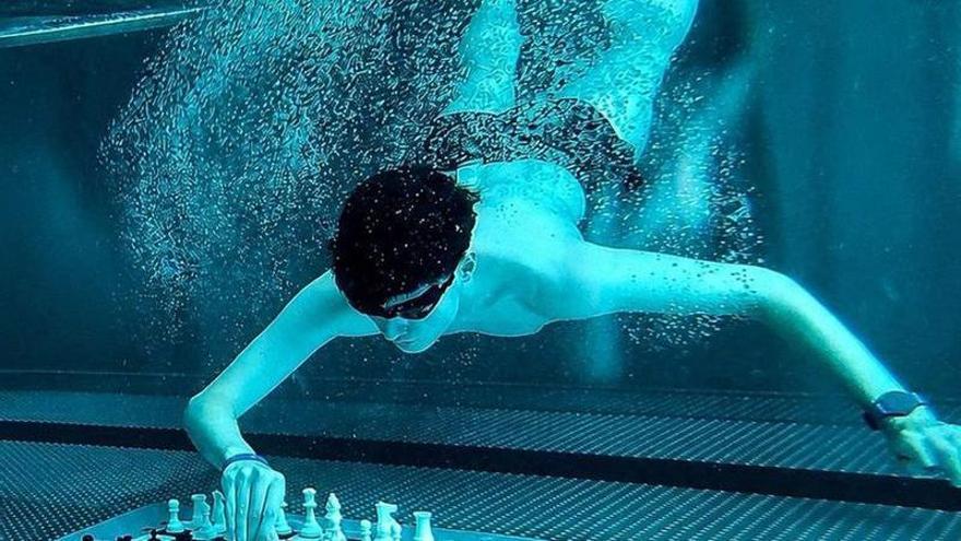 Diego Vergara también da jaque bajo el agua: una llamativa manera de jugar al ajedrez