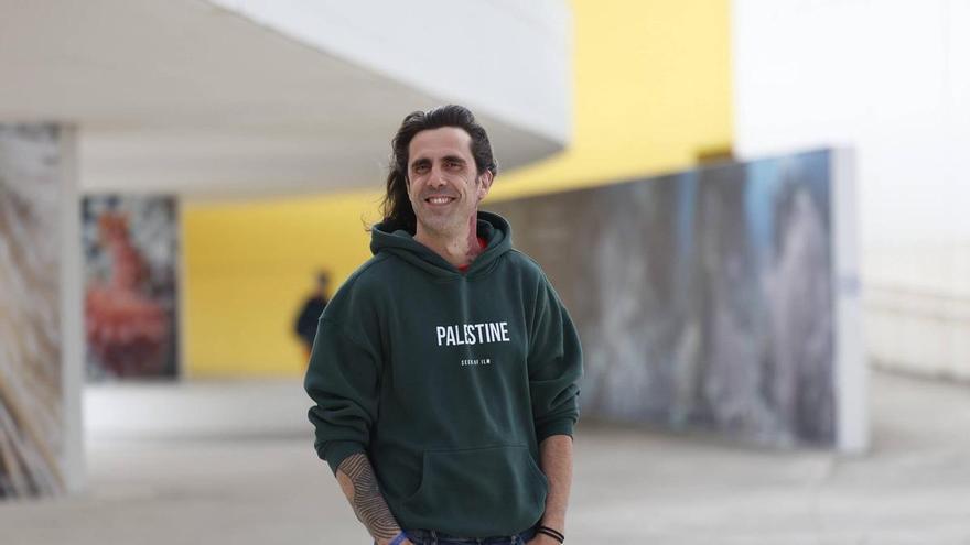 Julián Fuentes Reta, director de escena, estrena «Cucaracha» este sábado en el Niemeyer: «El teatro es un antídoto brutal contra el individualismo»