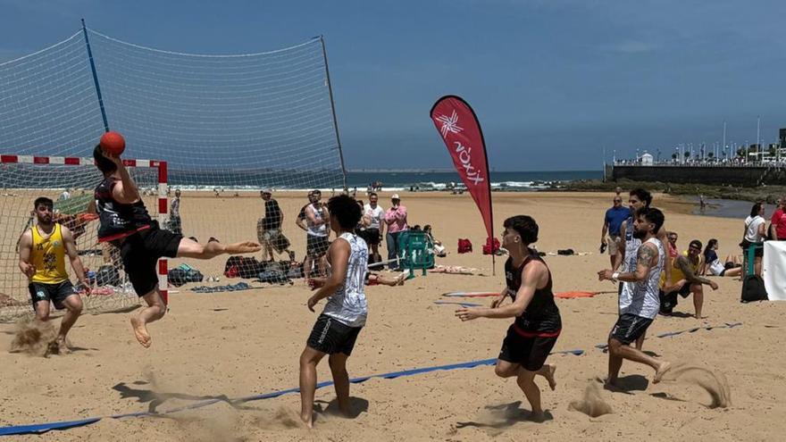 Goles espectaculares en la arena: el balonmano playa, «un deporte en auge» que triunfa en San Lorenzo