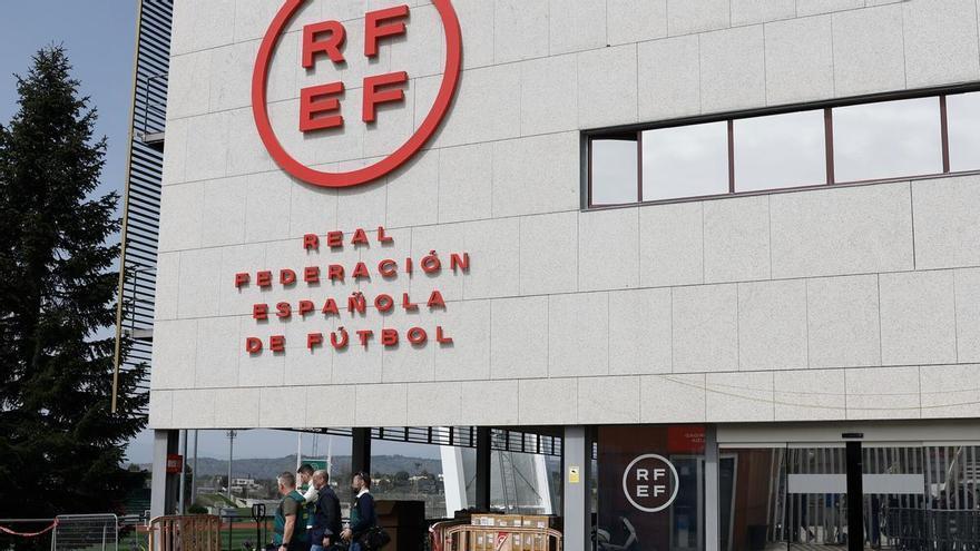 La Federación Española de Fútbol confirma que el árbitro asturiano investigado por agredir a una prostituta no pitará la próxima temporada