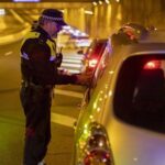 Adiós a la baliza v16: la Guardia Civil multa y extrema la vigilancia por bajarse del coche sin la tela obligatoria de la guantera